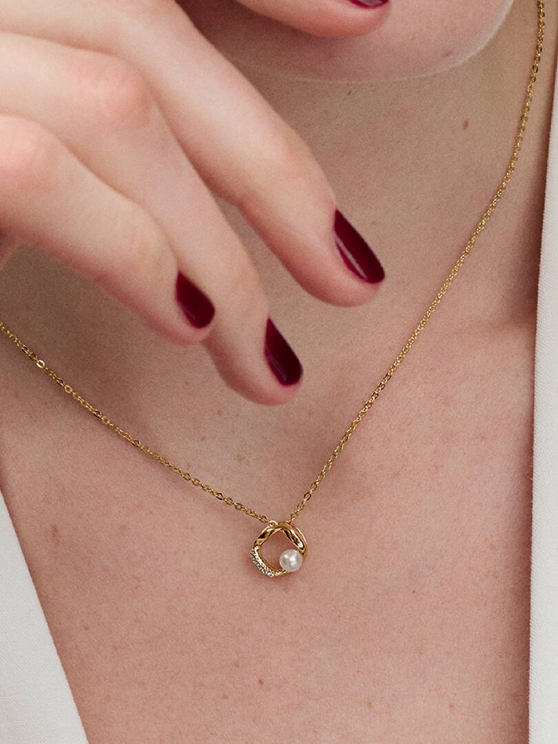 Organically Shaped Pavé Circle & Treated Freshwater Cultured Pearl Collier Necklace 14k gold plating